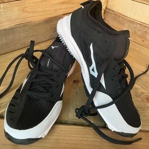 Mizuno softball turf sneakers. Girls size 5. Never worn.